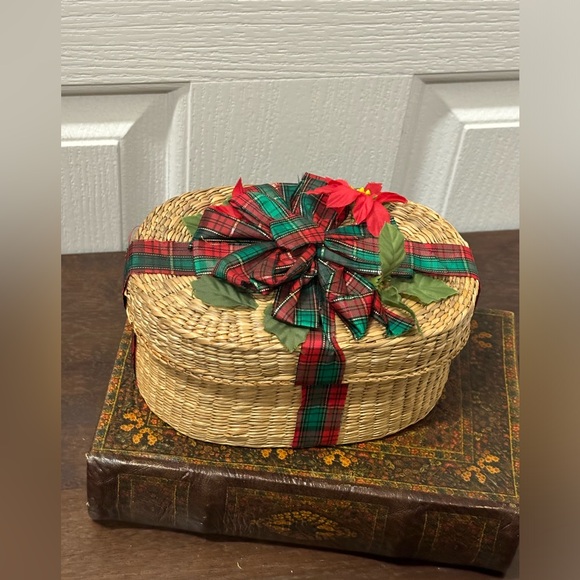 Vintage Woven Christmas Gift Box Basket With Lid Oval Red 6x5” Ribbon - Picture 1 of 10